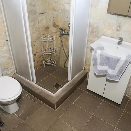 Gioulis & Apartamento *